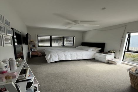 Photo of property in 31 Oakpark Place, West Harbour, Auckland, 0618