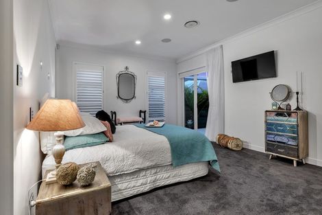 Photo of property in 13 Waitemata Drive, One Tree Point, 0118