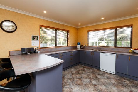 Photo of property in 2 Fernlea Avenue, Kelvin Grove, Palmerston North, 4414