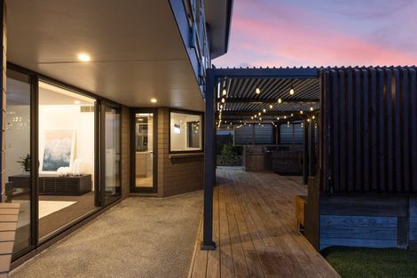 Photo of property in 14 Sir Lincoln Drive, Kumeu, 0810