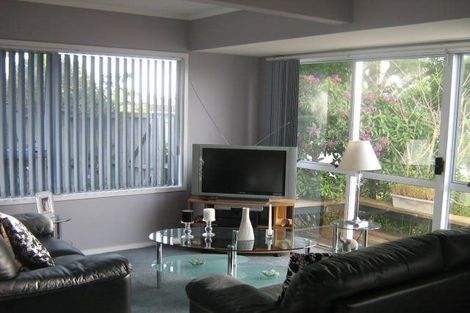Photo of property in 1/88 Aviemore Drive, Highland Park, Auckland, 2010
