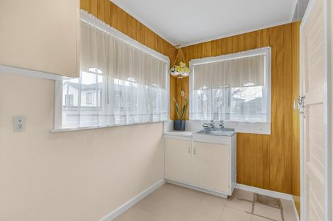 Photo of property in 5 Valron Road, Te Atatu South, Auckland, 0602