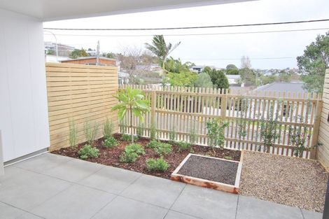Photo of property in 3/35 Garadice Road, Rothesay Bay, Auckland, 0630