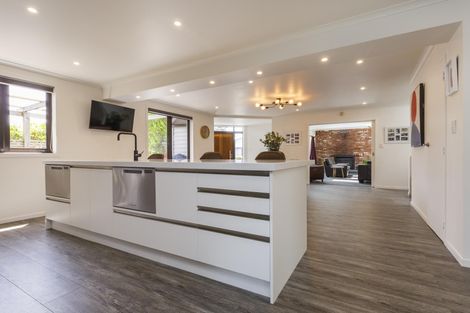 Photo of property in 2 Huata Place, West End, Palmerston North, 4412