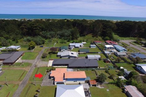 Photo of property in 7 Hennessy Street East, Foxton Beach, Foxton, 4815