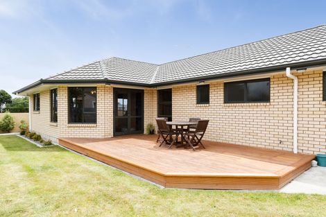 Photo of property in 2 Fernlea Avenue, Kelvin Grove, Palmerston North, 4414