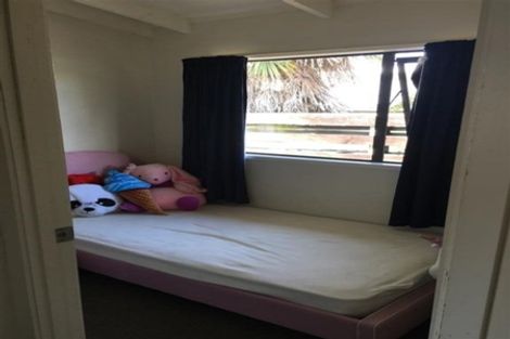 Photo of property in 17 Huruhuru Road, Massey, Auckland, 0614