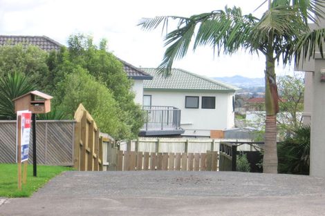 Photo of property in 1/15 Ribbonwood Crescent, Goodwood Heights, Auckland, 2105
