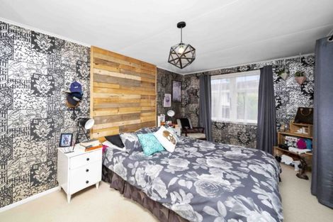 Photo of property in 28 Grenville Street, Marfell, New Plymouth, 4310