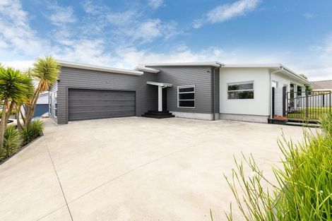 Photo of property in 1 Tennyson Avenue, Kelvin Grove, Palmerston North, 4414