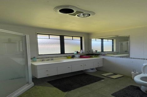 Photo of property in 13 De Havilland Drive, Goodwood Heights, Auckland, 2105