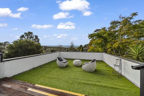 Photo of property in 10 Kirkdale Place, Northcross, Auckland, 0632