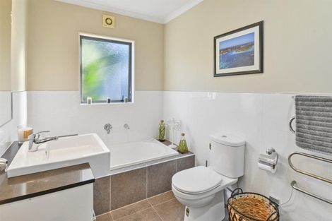 Photo of property in 38 Fairchild Avenue, Goodwood Heights, Auckland, 2105