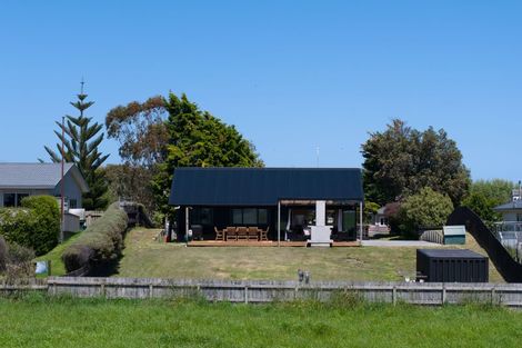 Photo of property in 7 Sand Dune Grove, Waikawa Beach, Manakau, 5573