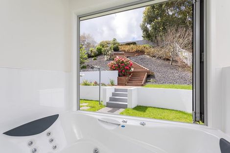 Photo of property in 4 Ravello Rise, Flat Bush, Auckland, 2019