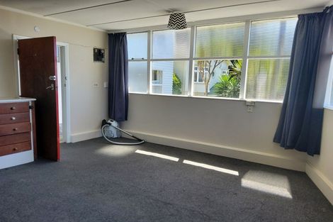 Photo of property in 2 Sugarloaf Road, Brooklyn, Wellington, 6021