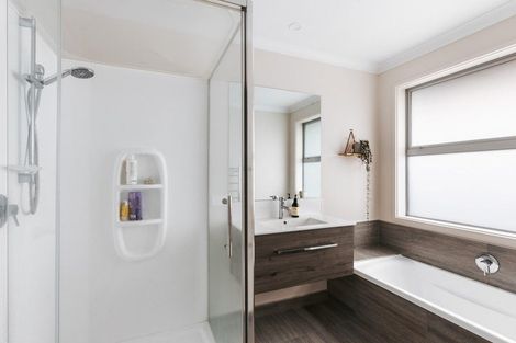 Photo of property in 6 Lakeside Terrace, Omokoroa, 3114