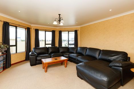 Photo of property in 2 Fernlea Avenue, Kelvin Grove, Palmerston North, 4414