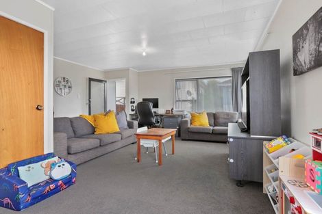 Photo of property in 21 Holmes Drive South, West Harbour, Auckland, 0618