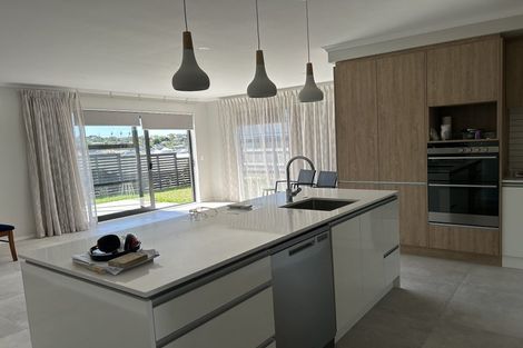 Photo of property in 18 Symes Drive, Red Beach, 0932