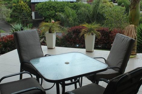 Photo of property in 2/2 Heatherleigh Rise, Northcross, Auckland, 0632