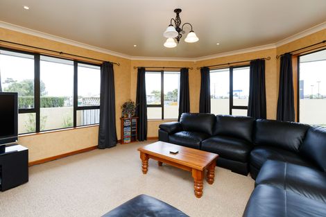 Photo of property in 2 Fernlea Avenue, Kelvin Grove, Palmerston North, 4414