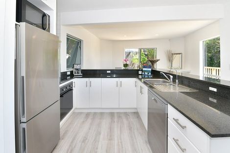 Photo of property in 2/9 Sunset Road, Totara Vale, Auckland, 0632