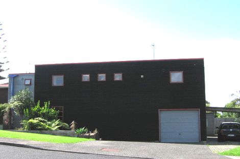 Photo of property in 2 Covil Avenue, Te Atatu South, Auckland, 0610