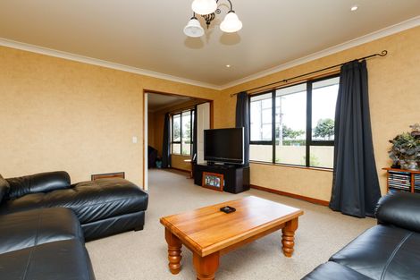 Photo of property in 2 Fernlea Avenue, Kelvin Grove, Palmerston North, 4414
