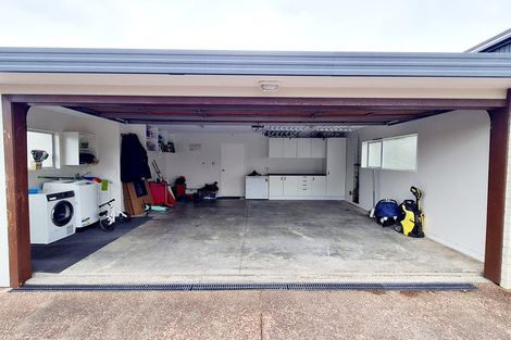 Photo of property in 31 Mandeville Place, Unsworth Heights, Auckland, 0632