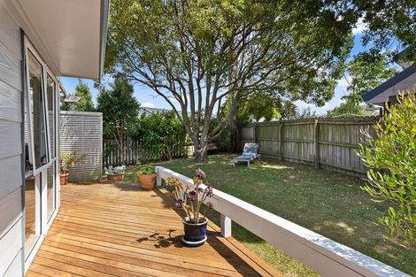 Photo of property in 1/76 Totaravale Drive, Totara Vale, Auckland, 0629