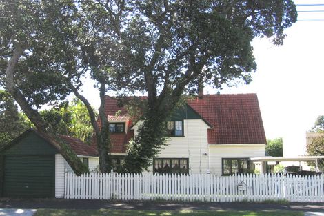 Photo of property in 50 Stanley Point Road, Stanley Point, Auckland, 0624