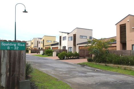 Photo of property in 8 Spalding Rise, Golflands, Auckland, 2013