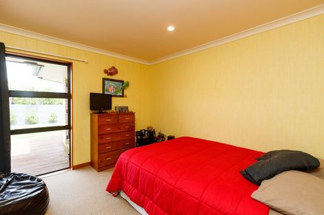 Photo of property in 2 Fernlea Avenue, Kelvin Grove, Palmerston North, 4414