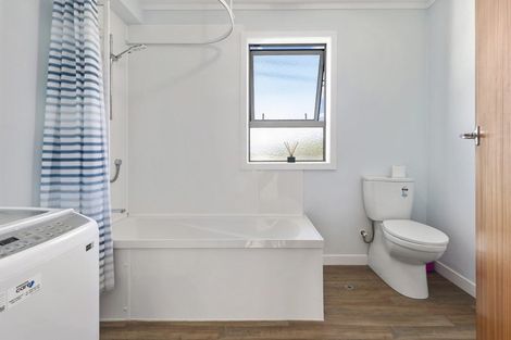 Photo of property in 2/115 Queens Drive, Lyall Bay, Wellington, 6022