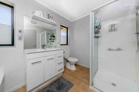 Photo of property in 63 Claverdon Drive, Massey, Auckland, 0614