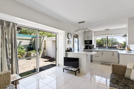 Photo of property in 14 Cyclades Place, Shelly Park, Auckland, 2014