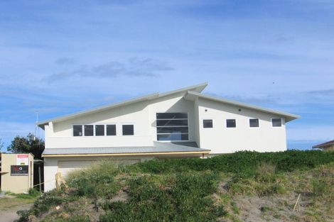 Photo of property in 32 Marine Parade South, Foxton Beach, Foxton, 4815