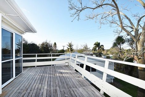 Photo of property in 52 Beaubank Road, Kelston, Auckland, 0602