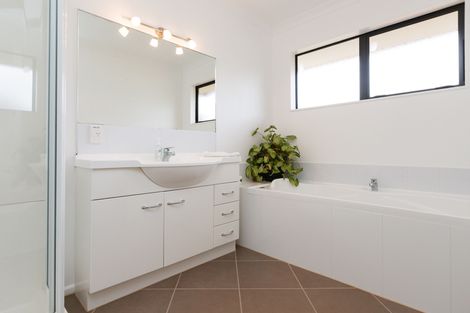 Photo of property in 2 Fernlea Avenue, Kelvin Grove, Palmerston North, 4414