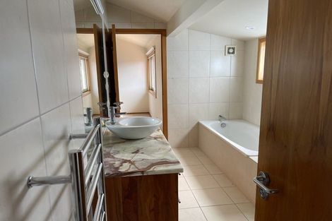 Photo of property in 69 Ocean View Road, Hillcrest, Auckland, 0627