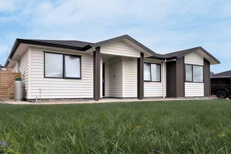 Photo of property in 12 William Calvert Drive, Swanson, Auckland, 0614