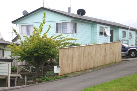 Photo of property in 1/82 Totaravale Drive, Totara Vale, Auckland, 0629