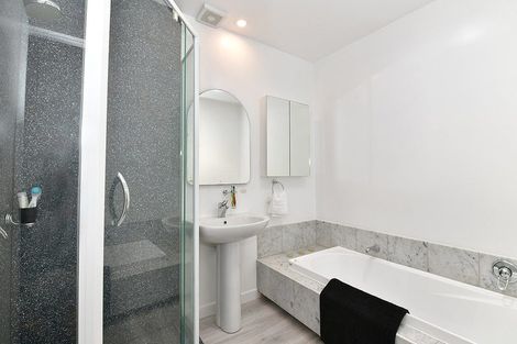 Photo of property in 2/9 Sunset Road, Totara Vale, Auckland, 0632