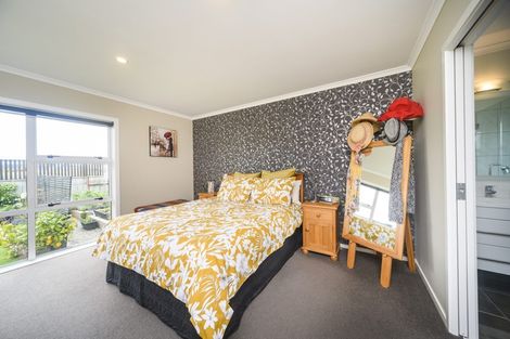 Photo of property in 20 Lorenzo Place, Kelvin Grove, Palmerston North, 4414