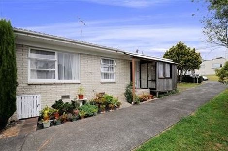 Photo of property in 1/15 Woodall Place, Totara Vale, Auckland, 0627