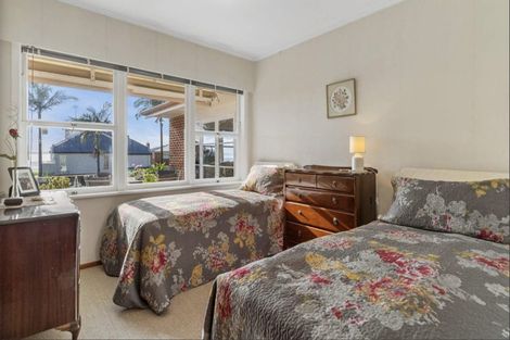 Photo of property in 7 Luke Place, Eastern Beach, Auckland, 2012