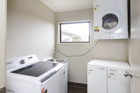 Photo of property in 28 Johnstone Drive, Fitzherbert, Palmerston North, 4410