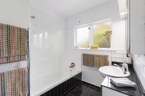 Photo of property in 9 Blandford Way, Newlands, Wellington, 6037