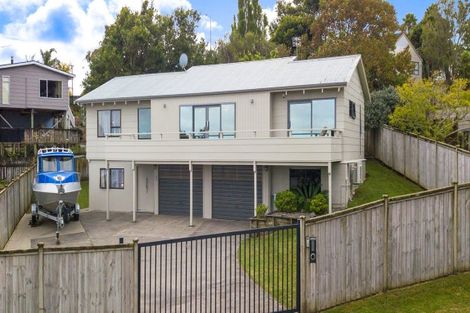 Photo of property in 14 Woodhouse Place, West Harbour, Auckland, 0618